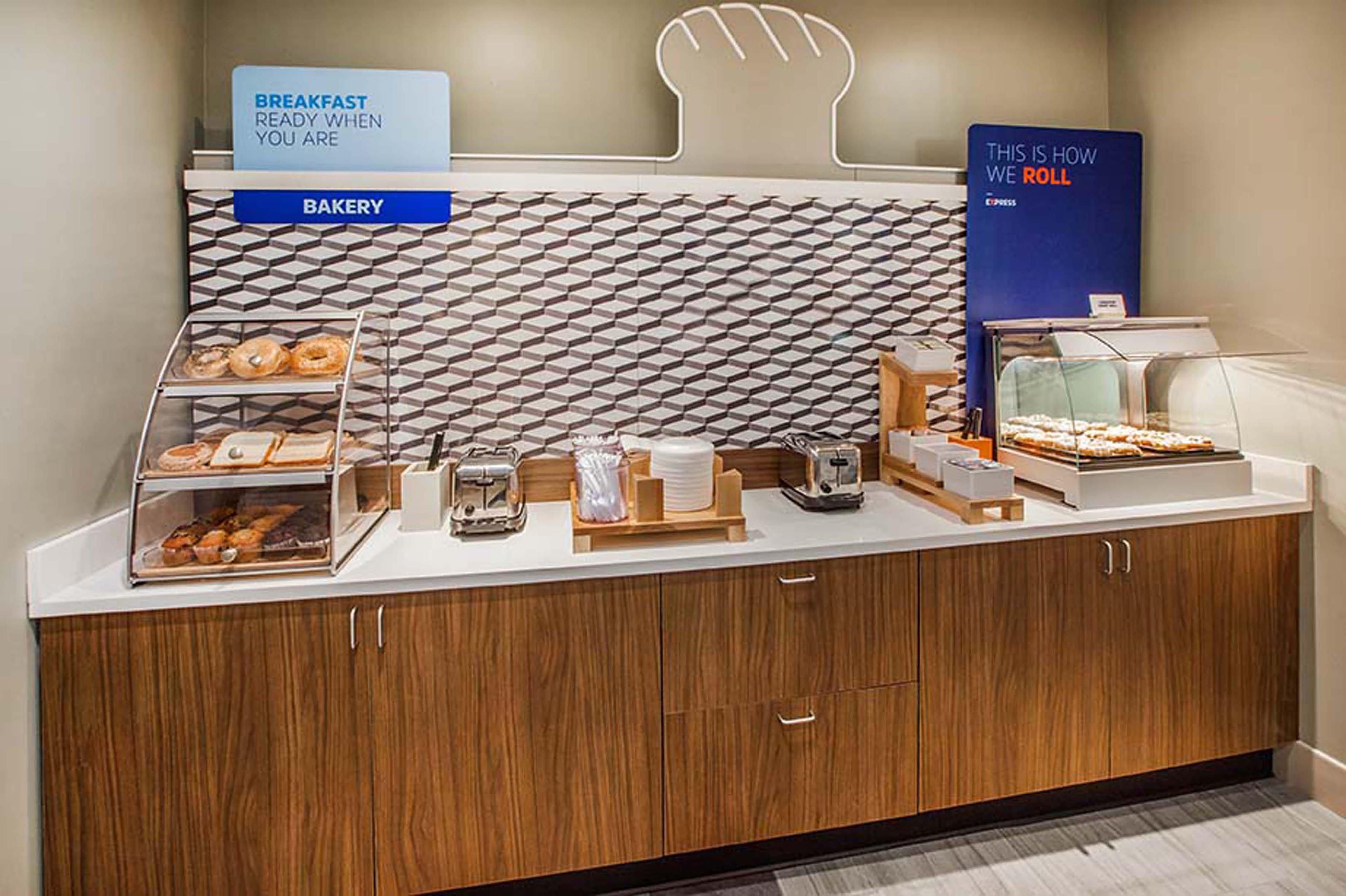Holiday Inn Express & Suites - Detroit North - Roseville By Ihg Ngoại thất bức ảnh