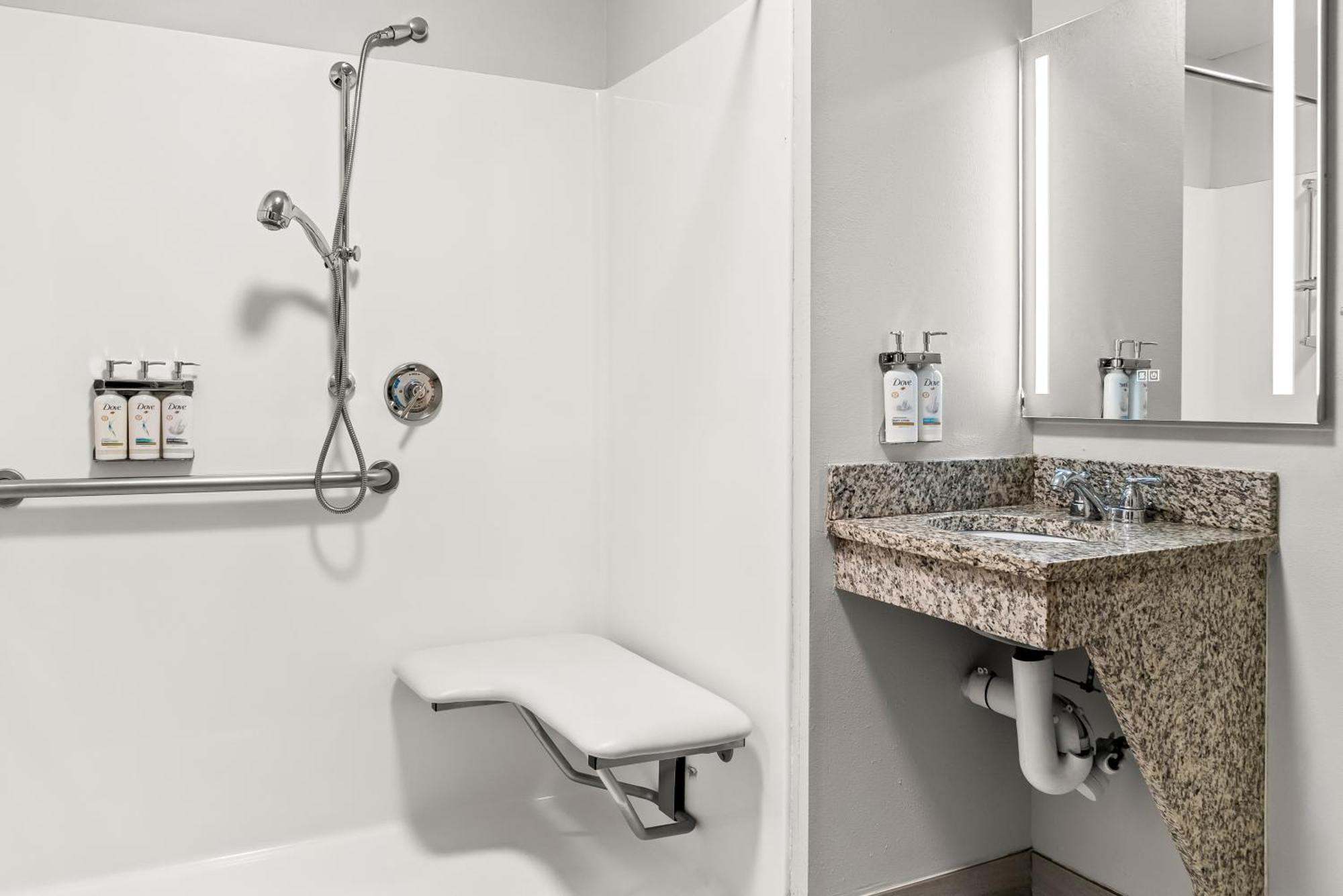 Holiday Inn Express & Suites - Detroit North - Roseville By Ihg Ngoại thất bức ảnh
