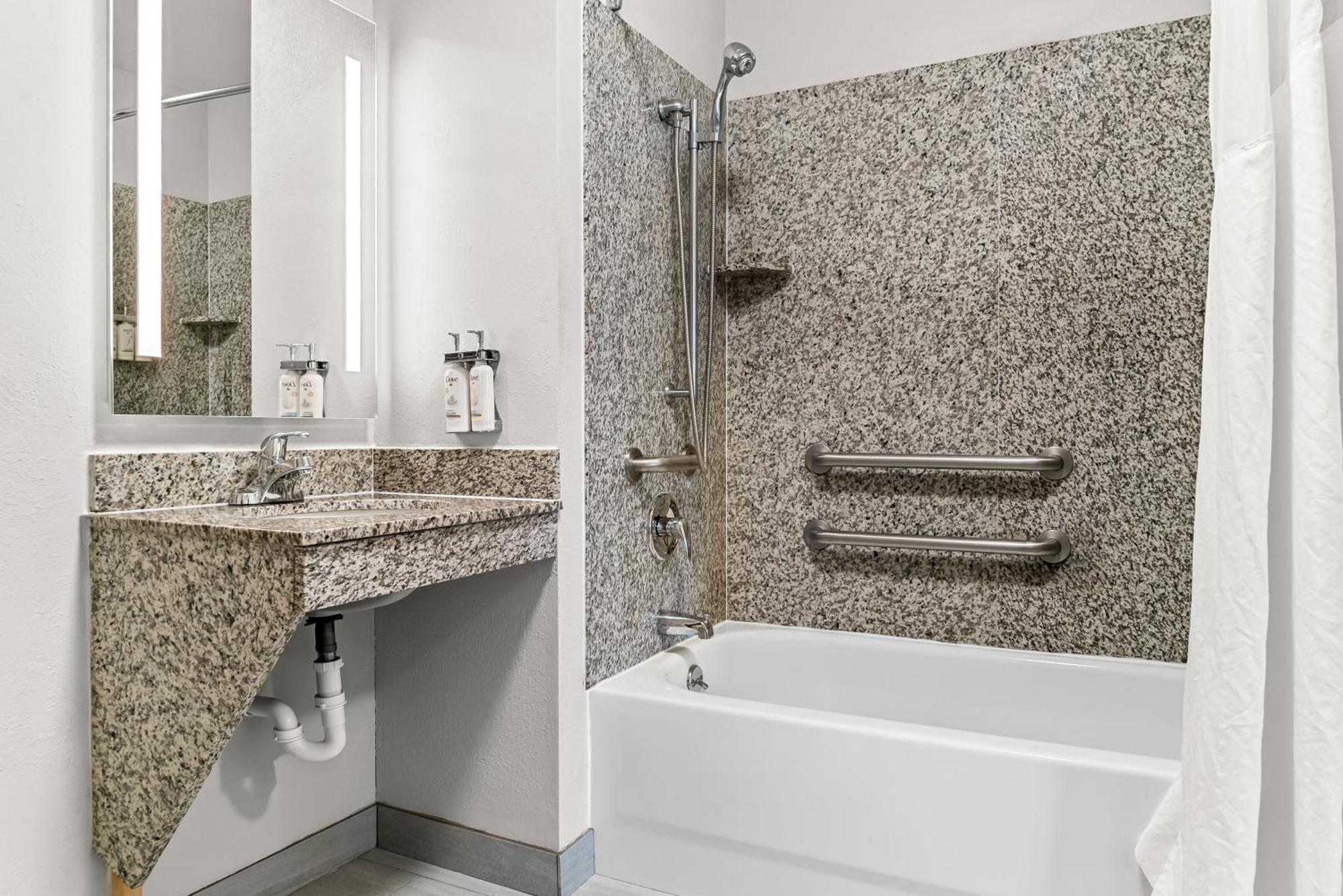 Holiday Inn Express & Suites - Detroit North - Roseville By Ihg Ngoại thất bức ảnh